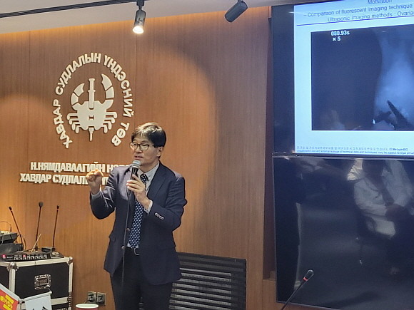 5일 몽골 국립암센터에서 메타지니를 설명하고 있는 한영근 메타플바이오 박사. = 추민선 기자