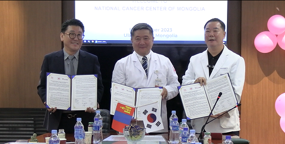 메타플바이오는 5일 몽골 울란바토르에 위치한 몽골국립암센터, DAC와 형광 영상 시스템 '메타지니' 공급 협약을 체결했다. (사진 왼쪽부터) 김두인 메타플바이오 대표, 후렐수흐 몽골 국립암센터 부원장, 이경민 DAC대표. = 강경식 기자