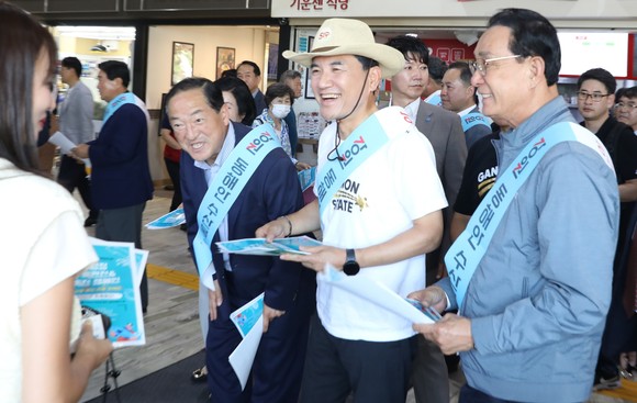 노동진 수협중앙회장(오른쪽)은 김진태 강원도지사(가운데)와 함께 5일 서울고속버스터미널 광장에서 강원 수산물 판촉전과 어촌관광 안내문을 배부하며 어촌 경제 활성화에 동참해 줄것을 호소 하고 있다. ⓒ 수협중앙회