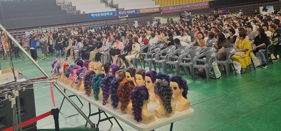5일 천안 유관순체육관에서 제8회 충청남도지사배 미용경기대회 참석자들이 축하공연을 보고 있다. ⓒ 충남도