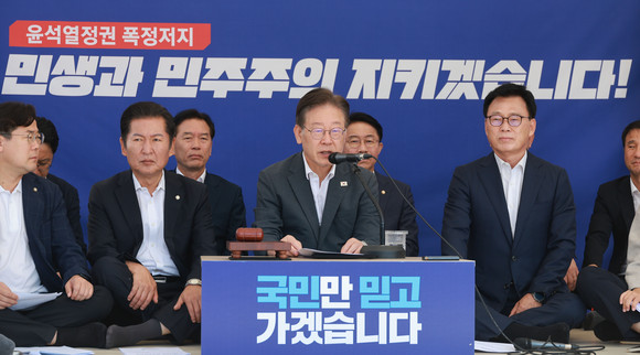 이재명 더불어민주당 대표가 6일 국회 앞 단식 농성 천막에서 열린 최고위원회의에서 발언하고 있다. ⓒ 연합뉴스