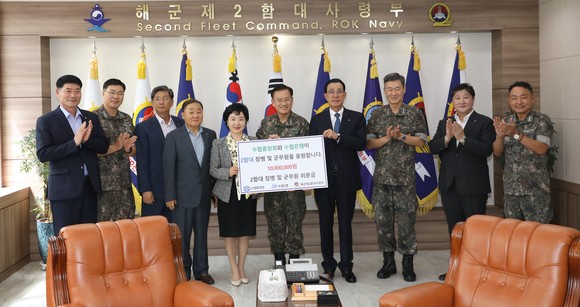 노동진 수협중앙회장은 6일 경기도 평택 해군 제2함대사령부를 찾아 감사를 표하고 위문금 1000만원을 전달 후 기념촬영을 하고 있다. ⓒ 수협중앙회