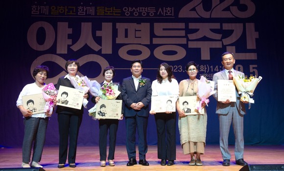 지난 5일 제천문화회관에서 양성평등주간 기념식에서 유공자 표창 전달식을 개최 후 기념촬영을 하고 있다. ⓒ 제천시