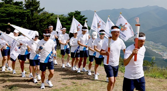 6일 김동일 시장이 옥마산 활공장에서 성화 채화해 전달 받은 봉송주자가 성주면을 시작으로 청라면까지 11개 읍면 지역을 돌고 시청광장에 안치된다. ⓒ 보령시