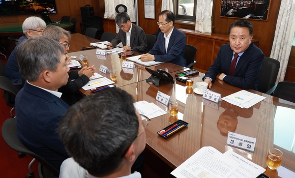 김영환 지사는 6일 의료비후불제 대상질환 확대 관련 전문가들과 간담회 개최하고 있다. ⓒ 충북도