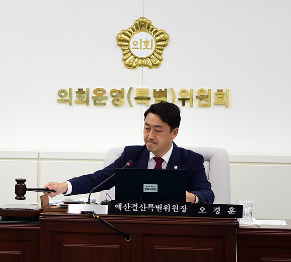오경훈 예산결산특별위원장이 2023년 제2회 추경안 심사를 진행하고 있다. ⓒ 진주시