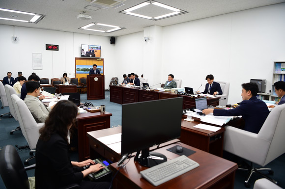 예산결산특별위원들이 2023년 제2회 추경안 심사를 진행하고 있다. ⓒ 진주시의회
