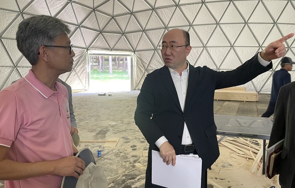 7일 부여군 백제문화단지에서 2주 앞으로 다가온 '2023 대백제전' 준비상황을 점검을 하고 있는 김기영 부지사. ⓒ 충남도