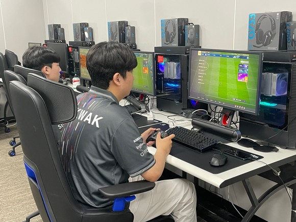 7일 오후 서울 마포구 에스플렉스센터에서 열린 항저우 아시안게임 피파온라인4 국가대표 미디어데이에서 박기영(왼쪽)과 곽준혁이 연습을 하고 있다. = 김소미 기자