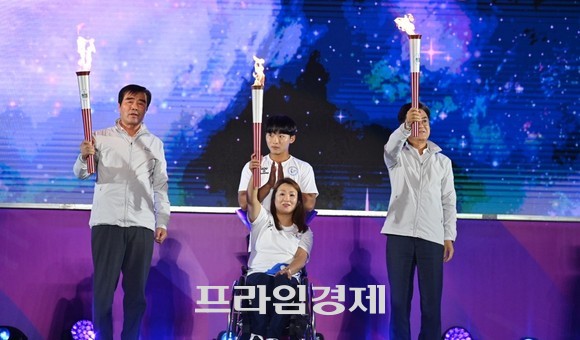 지난 7일 보령종합운동장에서 열린 제29회 충청남도 장애인체육대회 개회식에서 성화 채화 후 기념촬영을 하고 있다. ⓒ 프라임경제