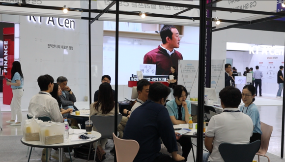 8일 '2023 스마트 컨택센터 페어'에 참석한 관람객들이 CS쉐어링 부스에서 '2.0 프리미엄 서비스'에 대해 설명을 듣고있다. ⓒ 씨에스쉐어링