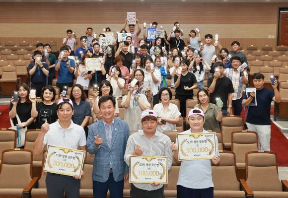 '도전! 청렴 골든벨' 수상자들이 기념촬영을 하고 있다. ⓒ 완도군