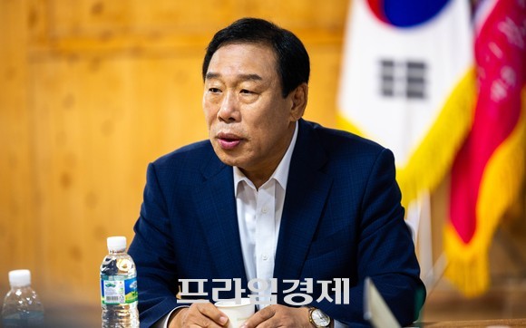 지난 8일 프라임경제와 인터뷰를 하고 있는 최민호 세종시장. ⓒ 프라임경제