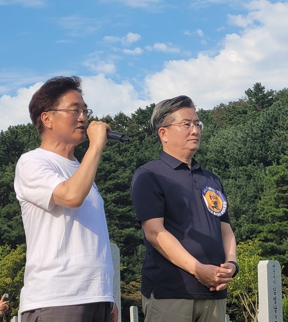 10일 오후 대전현충원 홍범도 장군 묘역 앞에서 발언하는 사단법인 홍범도장군기념사업회 이사장 우원식 국회의원, 정용래 대전구청장. = 박비주안 기자