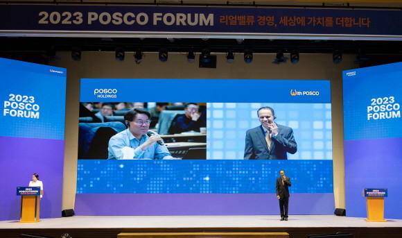 12일 송도 포스코 글로벌R&D센터에서 열린 '2023 포스코포럼'에서 최정우 포스코그룹 회장이 라즈 라트나카 듀퐁 전략 담당 부사장과 대담하고 있다. ⓒ 포스코