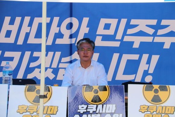 내년 총선에서 해남, 완도, 진도에 출마할 예정인 정의찬 민주당 당대표 특보는 11일 오전 해남읍 사거리 앞에 천막 농성장을 차리고 무기한 천막농성에 돌입했다. ⓒ 프라임경제