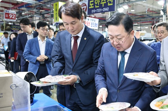 이장우 시장은 12일 이상래 대전시의회의장을 비롯해 원자력 전문가들과 노은농수산물도매시장을 방문해 수산물을 활용한 오찬을 함께 하고 있다. ⓒ 대전시