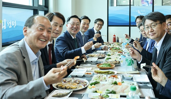 이장우 시장은 12일 이상래 대전시의회의장을 비롯해 원자력 전문가들과 노은농수산물도매시장을 방문해 수산물을 활용한 오찬을 함께 하고 있다. ⓒ 대전시