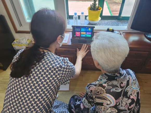 담양군 응급 관리 요원이 어르신께 응급안전안심서비스 작동법을 설명하고 있다. ⓒ 담양군