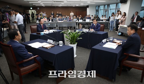 지난 13일 세종시청 대회의실에서 최민호 세종시장이 충청권 공동현안 협력과 상생발전 방안을 논의하고 있다. ⓒ 프라임경제