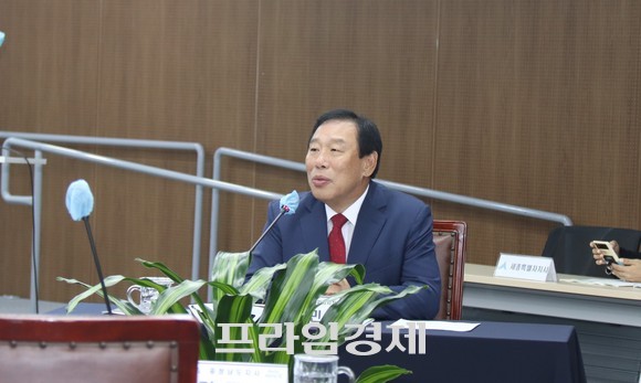 지난 13일 최민호 세종시장이 '제32회 충청권 행정협의회'에서 충청권 공동현안 협력과 상생발전 방안을 논의하고 있다. ⓒ 프라임경제