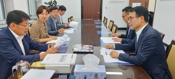 장충남 군수가 서삼석 국회예결위원장에게 국비확보를 위한 사업 당위성을 설명하고 있다. ⓒ 남해군