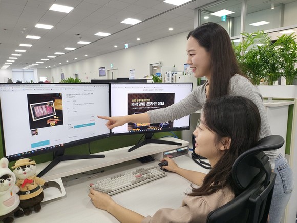 삼성 직원들이 '추석 맞이 온라인 장터'에서 국내산 수산물을 구입하는 모습. ⓒ 삼성