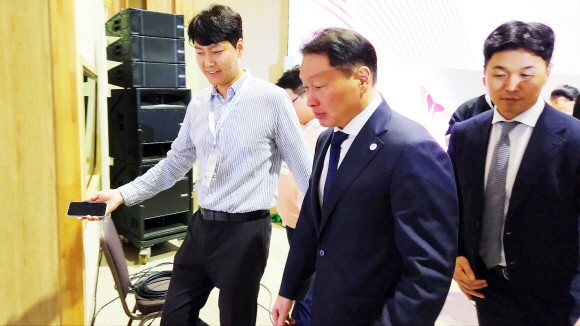 최태원 SK그룹 회장이 울산포럼이 끝난 뒤 행사장을 나가고 있다. = 조택영 기자
