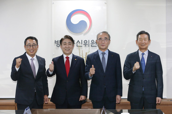 왼쪽부터 유영상 SK텔레콤 사장, 이동관 방송통신위원장, 김영섭 KT 사장, 황현식 LG유플러스 사장. ⓒ 방송통신위원회