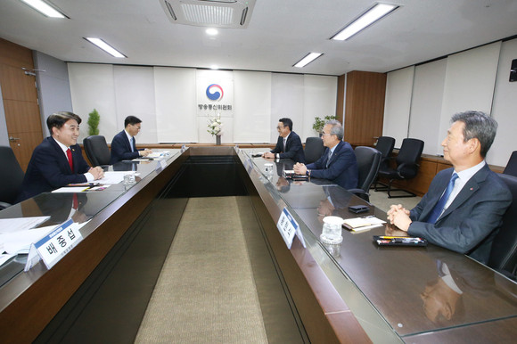 이동관 방송통신위원회 위원장이 이통 3사 대표와 간담회를 가졌다. ⓒ 방송통신위원회