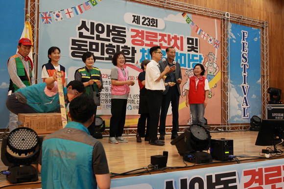 신안동 봉사단체 회장들이 경품 추첨을 하고 있다. ⓒ 프라임경제