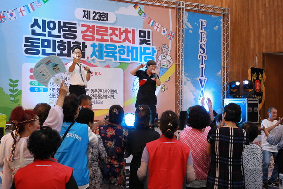 신안동 경로잔치에서 봉사단체 회장이 열창을 하고 있다. ⓒ 프라임경제