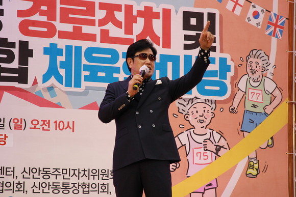 배동현 가수가 어르신들 앞에서 신나는 가요를 열창하고 있다. ⓒ 프라임경제