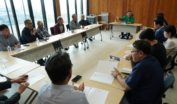 남성현 산림청장이 19일 오후 경남 하동군 산림신품종(산초) 재배단지 시범사업 현장을 찾아 재배단지를 운영하는 지리산 하동산초 사회적협동조합(마을주민) 관계자들과 소득 증대 방안에 대해 논의하고 있다. ⓒ 산림청
