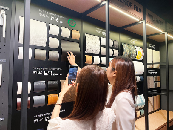 고객들이 현대L&C 전시장에서 '친환경 가구용 R-PET(Recycle PET) 필름'을 둘러보고 있는 모습. ⓒ 현대L&C