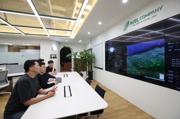 LG에너지솔루션 AVEL 임직원들이 제주도 사무실에서 재생에너지 발전량 예측 모니터링을 하고 있다. ⓒ LG에너지솔루션