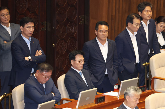 박광온 더불어민주당 원내대표가 21일 국회 본회의장에서 '이재명 대표 체포동의안'이 가결되자 어두운 표정을 짓고 있다. ⓒ 연합뉴스