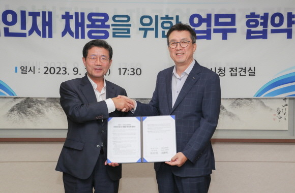 김준형 포스코퓨처엠 사장(사진 오른쪽)과 정인화 광양시장이 지난 21일 광양시청에서 '지역인재 양성 및 채용을 위한 업무협약'을 체결하고 기념촬영하고 있다. ⓒ 포스코퓨처엠