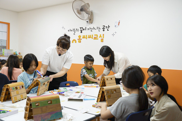 지난 20일 인천 서구에 위치한 아동복지시설 '홈씨씨교실' 이용 아동들이 친환경 교육을 받고 있다. ⓒ KCC글라스