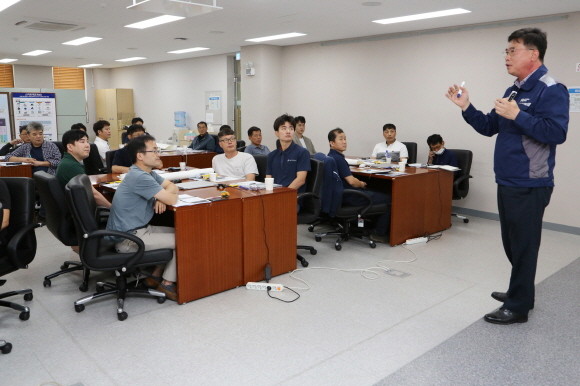 이윤범 현대제철 제조혁신팀 기장이 '현장 5S 및 설비개선 실무 과정' 교육을 진행하고 있다. ⓒ 현대제철
