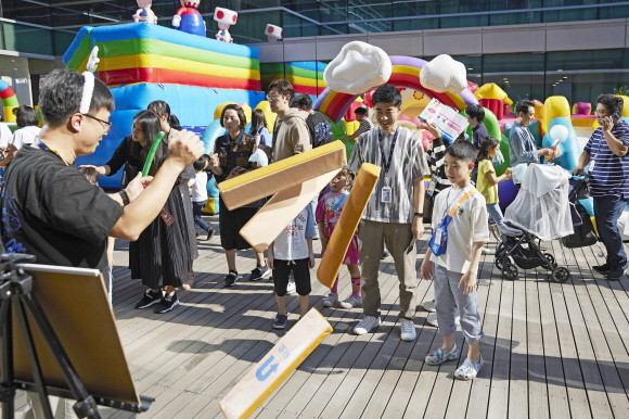 '2023 LIG넥스원 패밀리데이' 행사에서 임직원 가족들이 다양한 행사에 참여하고 있다. ⓒ LIG넥스원