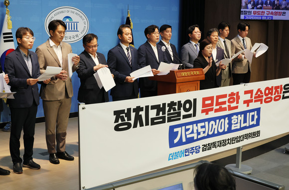 박찬대 더불어민주당 검찰독재정치탄압대책위원회 공동위원장이 25일 국회 소통관에서 이재명 대표 구속영장 심사에 대한 대책위 입장을 발표하고 있다. ⓒ 연합뉴스