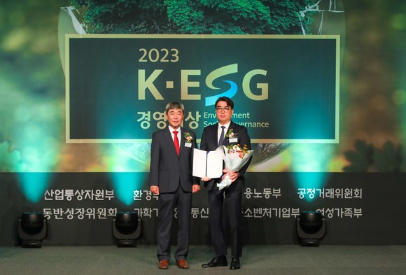 오준오 보람그룹 대표이사(우)가 K-ESG 경영대상을 수상한 뒤 기념촬영을 하고 있다. ⓒ 보람그룹