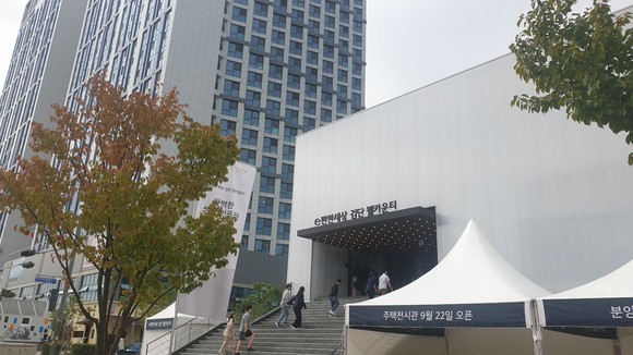 검단신도시에 조성되는 'e편한세상 검단 웰카운티' 견본주택에는 많은 관람객들로 인산인해를 이뤘다. = 선우영 기자