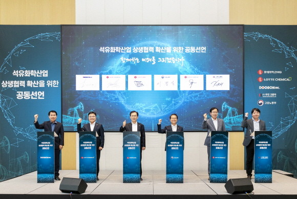 (왼쪽에서 세번째)김교현 롯데그룹 화학군 총괄대표 부회장, (왼쪽에서 네번째)이정식 고용노동부장관이 행사에 참석해 기념 촬영을 하고 있다. ⓒ 롯데케미칼