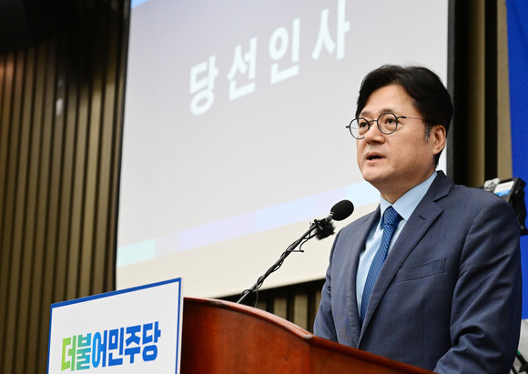 홍익표 더불어민주당 신임 원내대표가 26일 국회에서 열린 원내대표 보궐선거 의원총회에서 당선 소감을 밝히고 있다. ⓒ 연합뉴스