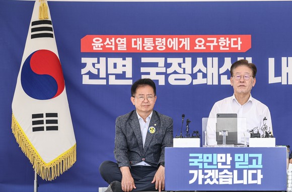 더불어민주당 이재명 당대표 단식농성장에서 이용빈 의원이 24시간 곁을 지키면서 함께했다. ⓒ 프라임경제