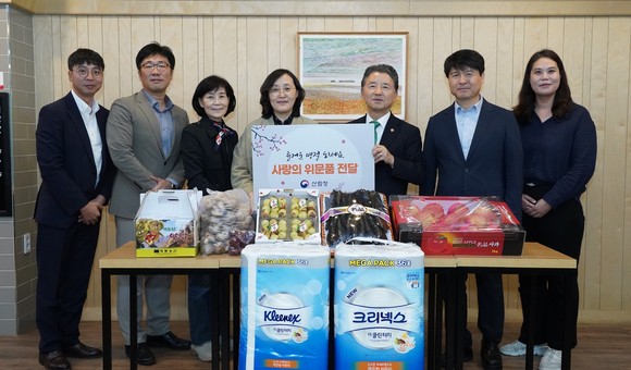 남성현 산림청장(오른쪽 세번째)이 27일 오후 대전 동구 사회복지재단 밀알 '판암장애인보호작업장'을 방문해 위문품과 위문금을 전달하고 있다. ⓒ 산림청