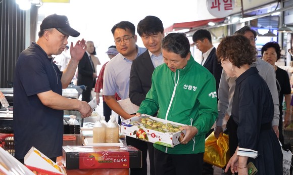 남성현 산림청장(오른쪽 두번째)이 27일 오후 대전 대덕구 중리전통시장을 찾아 임산물 등 제수용품 수급현황과 가격동향을 살피고 임산물(왕대추)을 구입하고 있다. ⓒ 산림청