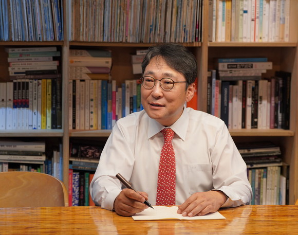 개인사무실에서 인터뷰를 진행하고 있는 최용규 변호사. = 김진호 기자